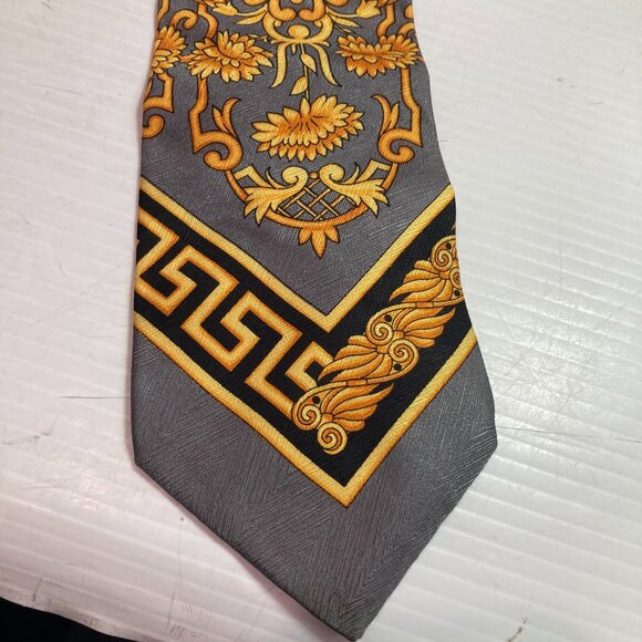 Vintage Gianni Versace Tie  Necktie Made in Italy 68" x 4" - Picture 2 of 8